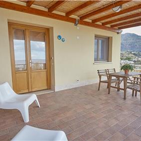 2 bedroom seaside apartments with shared pool, sleeps 4-5